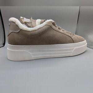 Steve Madden Studio-F Sneaker, a low-top suede sneaker SZ 9 M